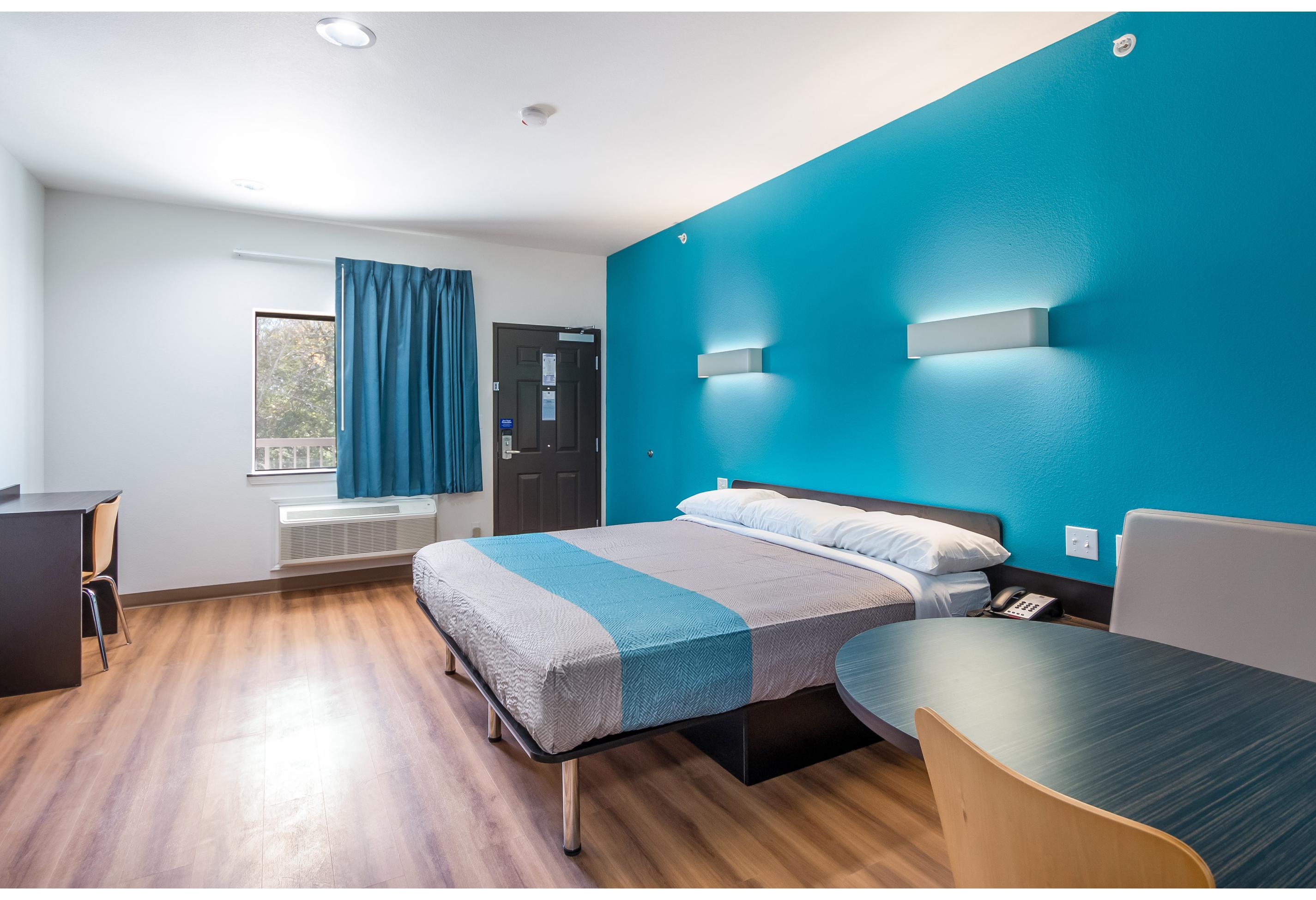 1 King Bed - Non-Smoking, Micfridge