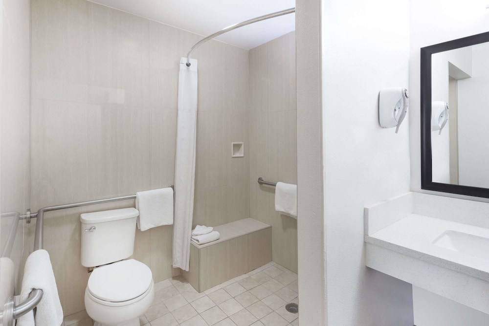 Days Inn & Suites By Wyndham Anaheim At Disneyland Park 22/44