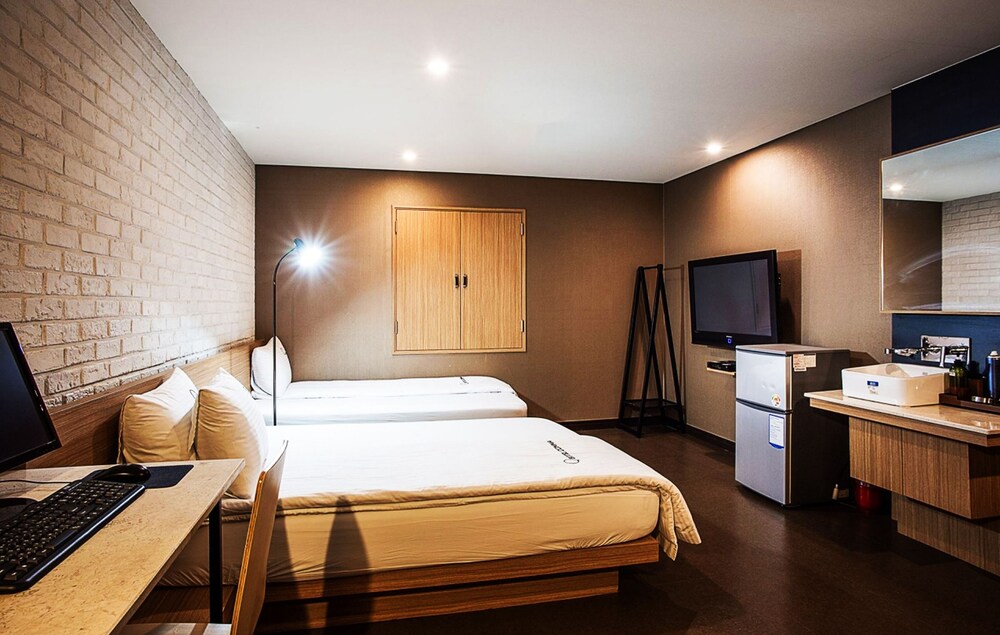 Comma Hotel Seomyeon 4/24