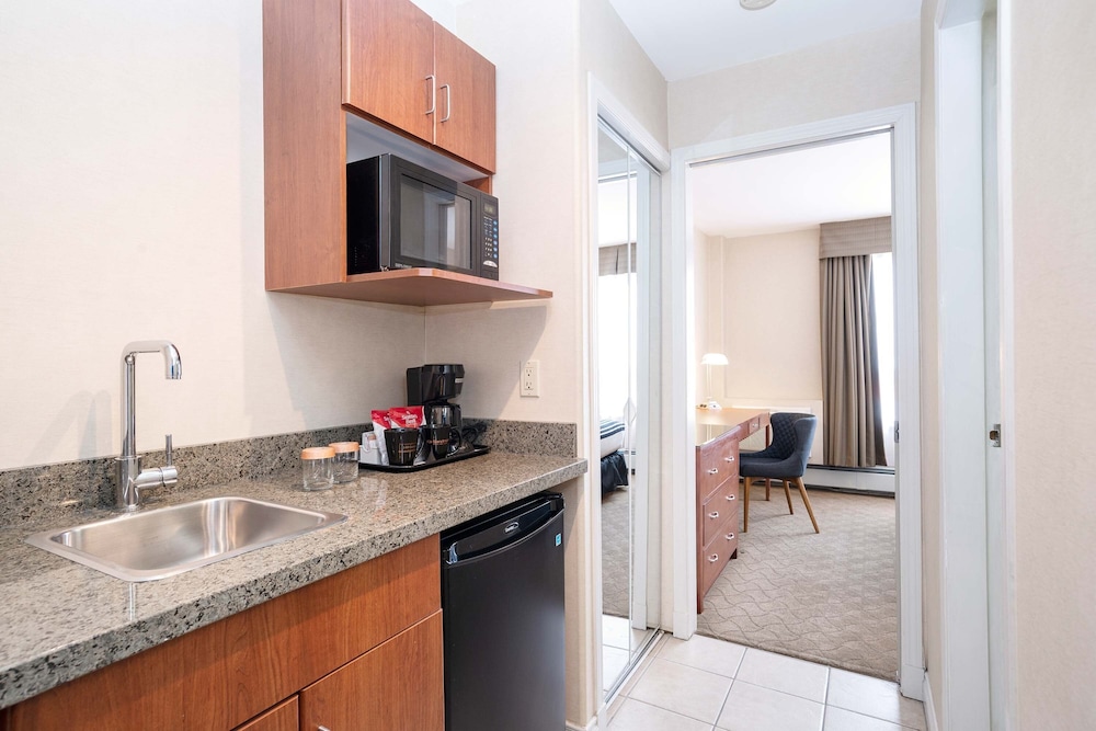 Sandman Hotel and Suites Calgary West 58/67