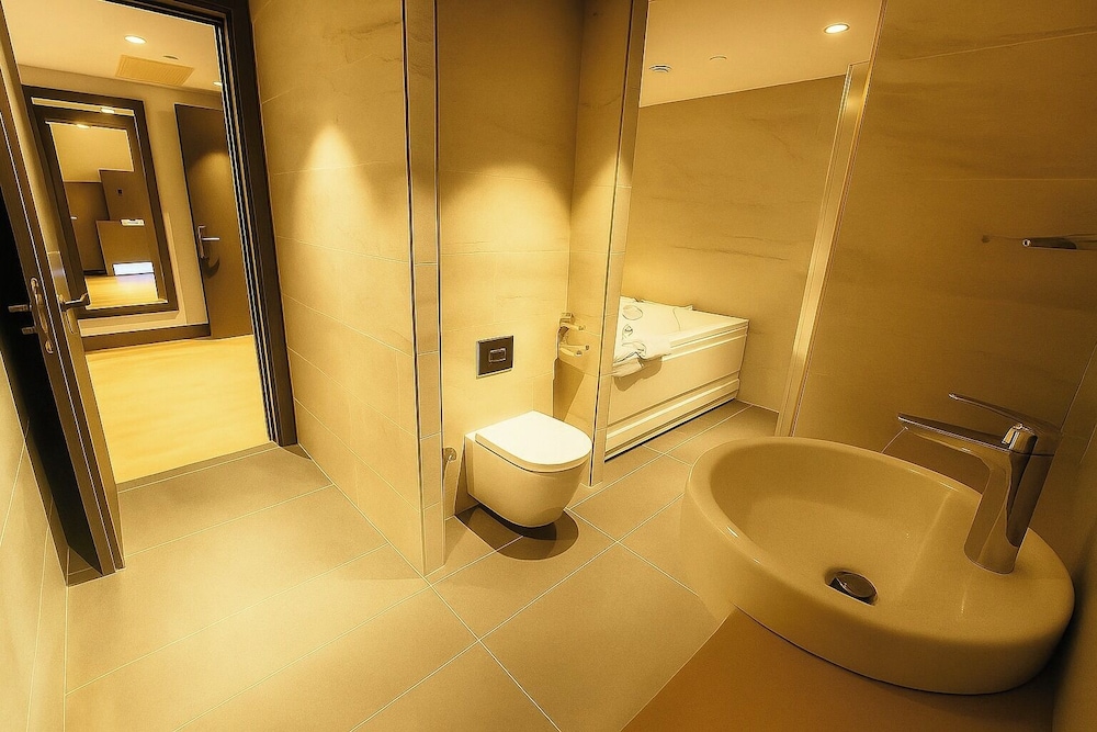 Ramada by Wyndham Istanbul Airport Arnavutkoy 65/68