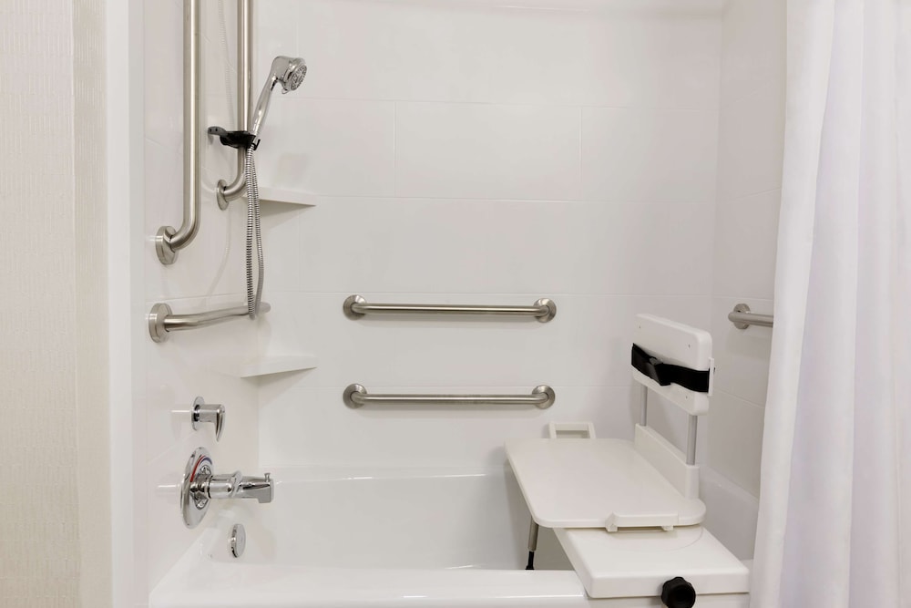 Hampton Inn and Suites Niles Warren OH 30/77