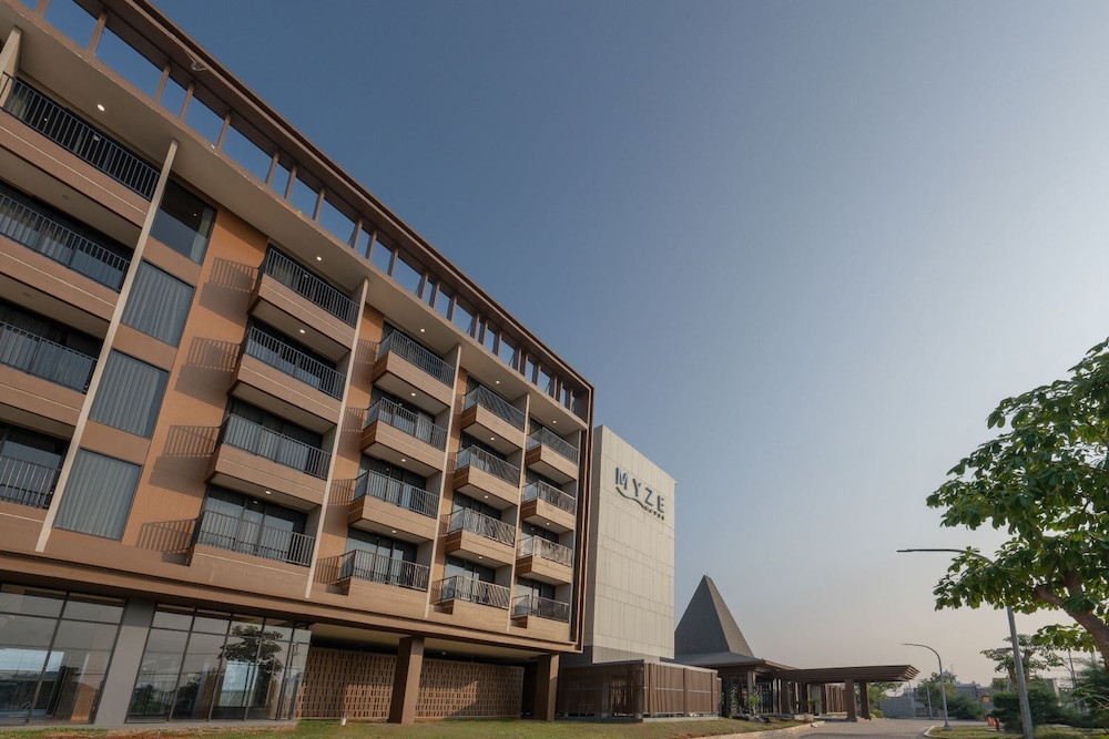 Myze Hotel Sumenep 1/22