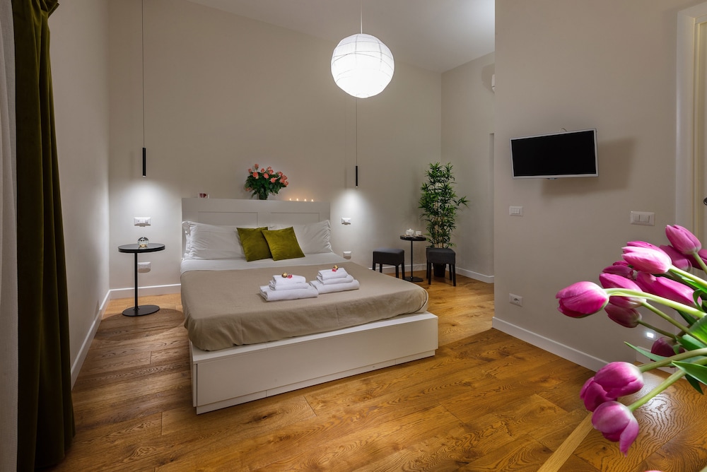 Claudia Rooms 10/39