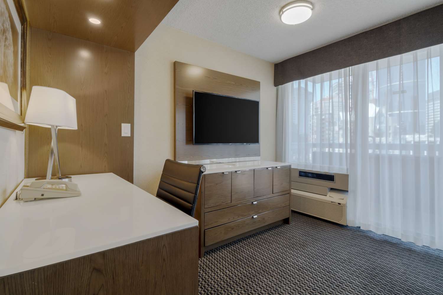 Best Western Premier Chateau Granville Hotel and Suites and Conf. Centre 56/61