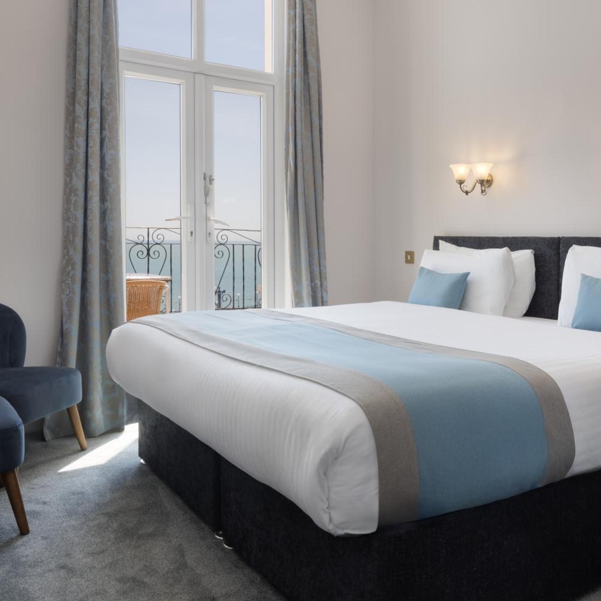 Room, King Bed, Shared Balcony