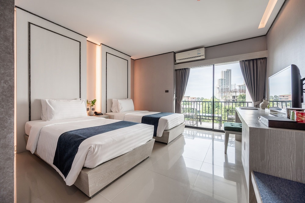 Manhattan Pattaya Hotel 11/50