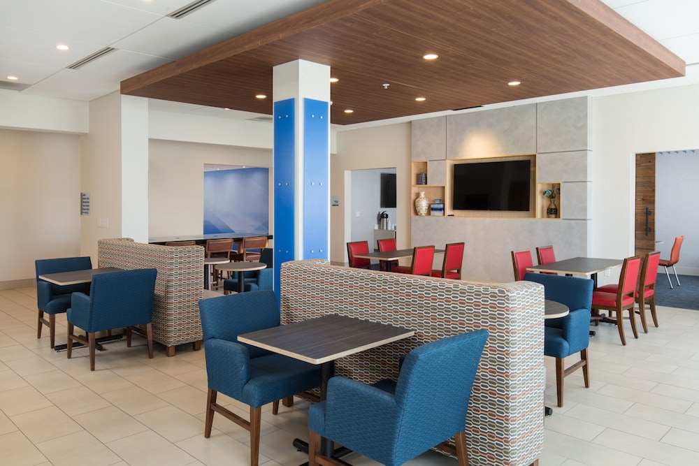 HOLIDAY INN EXPRESS VISALIA 21/28