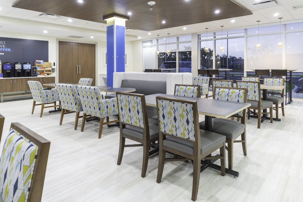 Holiday Inn Express & Suites Fort Myers Airport 39/54