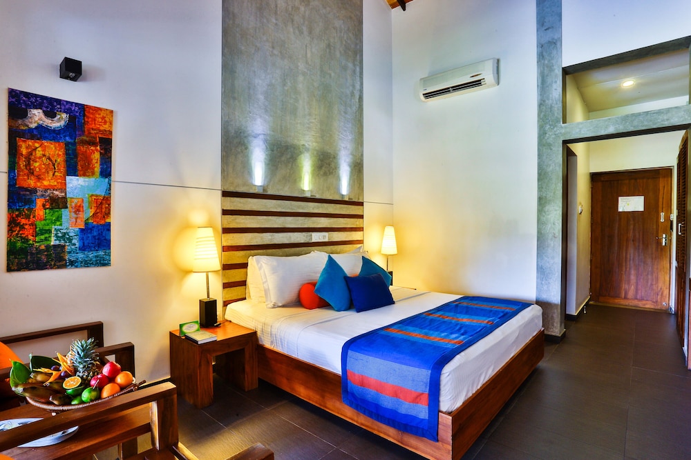 Standard, Queen Bed, Garden or Pool View
