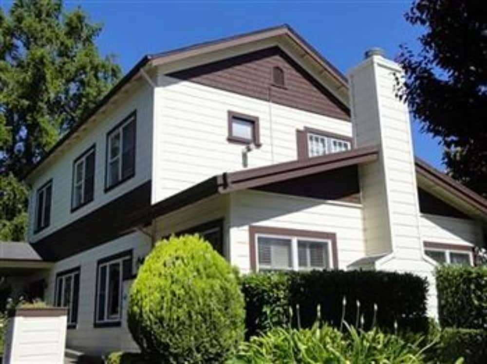 Cinnamon Bear Creekside Inn 6/59