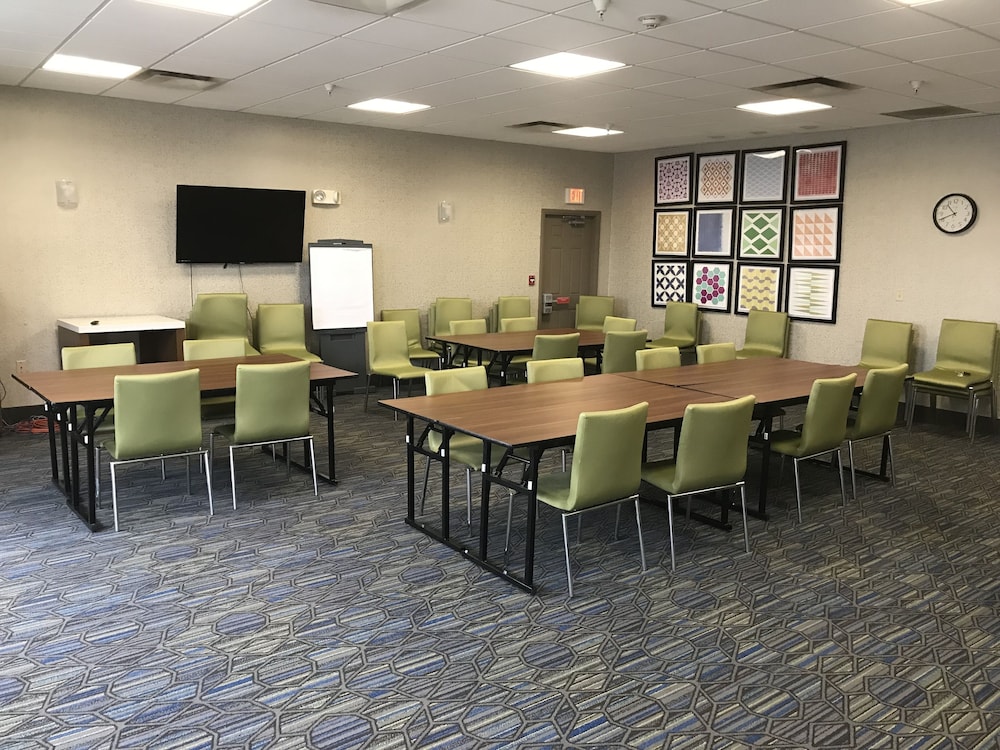 Holiday Inn Express Suites Maryville 34/35