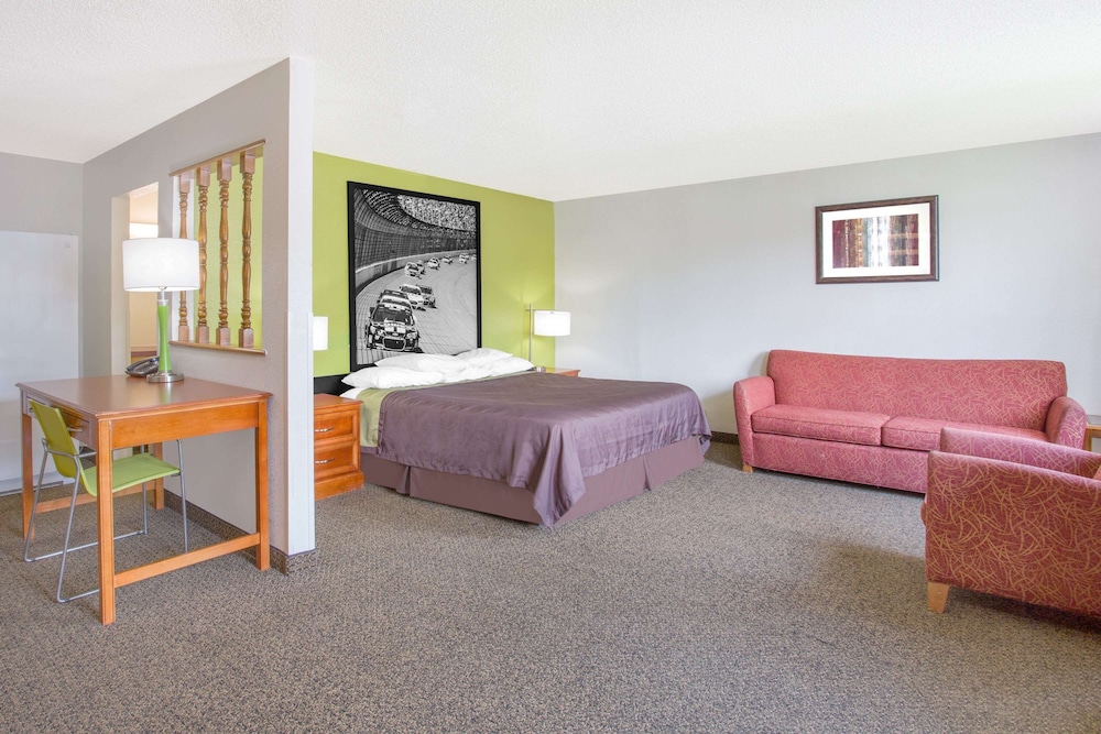 Super 8 by Wyndham South Boston VA 26/31