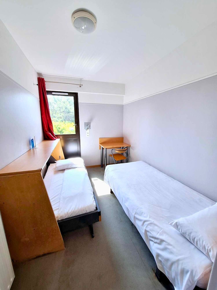 ECONOMY, TWIN BEDS, SHARED BATHROOM