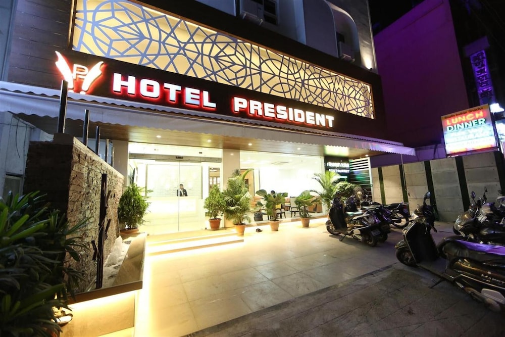 Hotel President 3/25