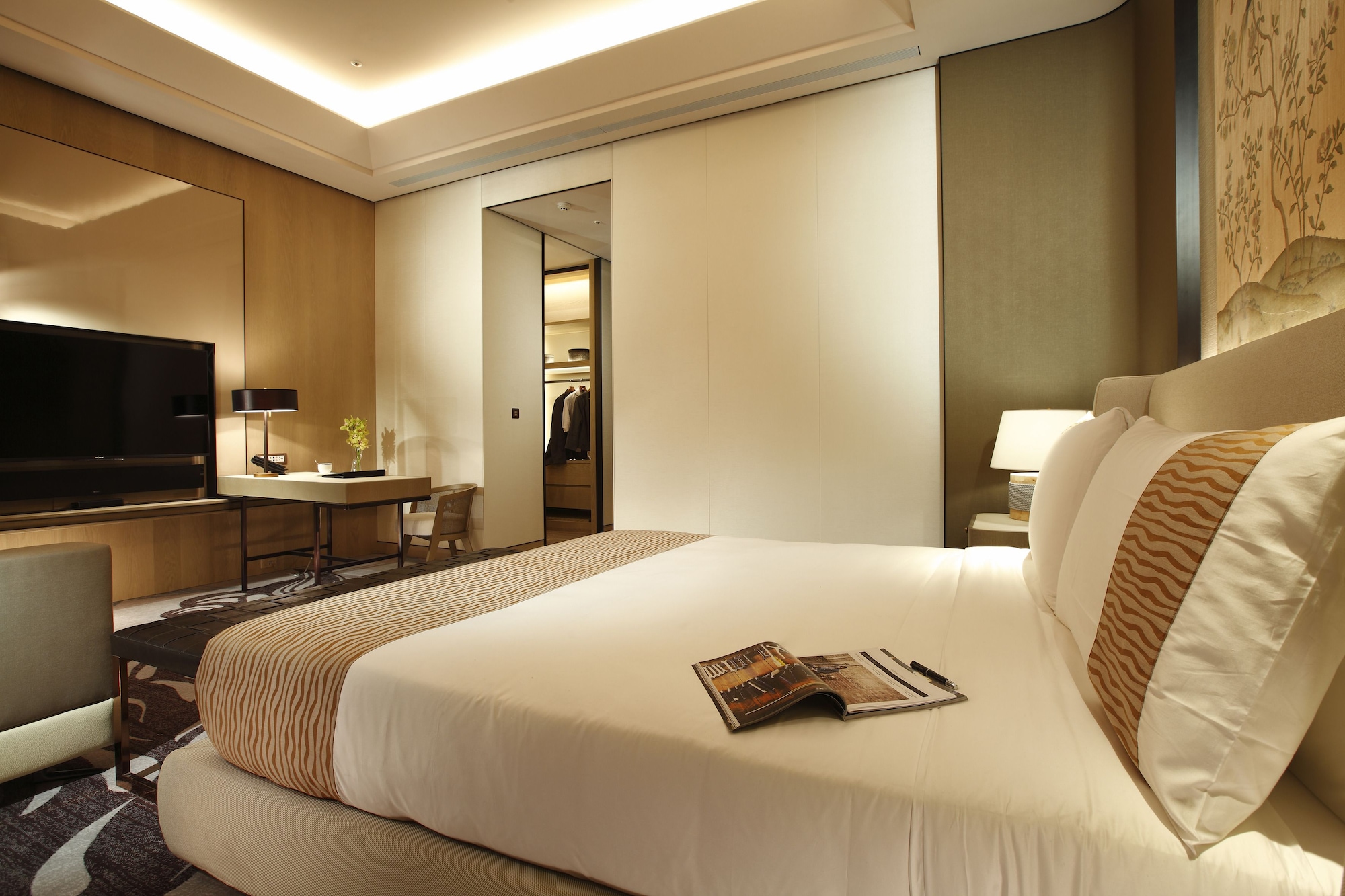 EXECUTIVE, KING BED
