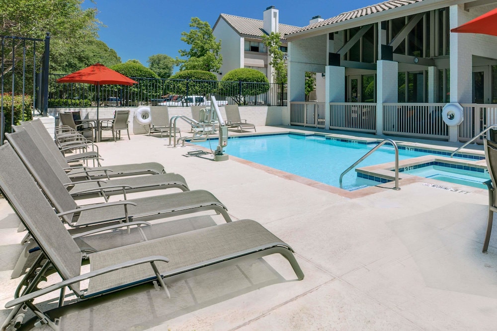 Craigshire Suites - Arlington 30/34