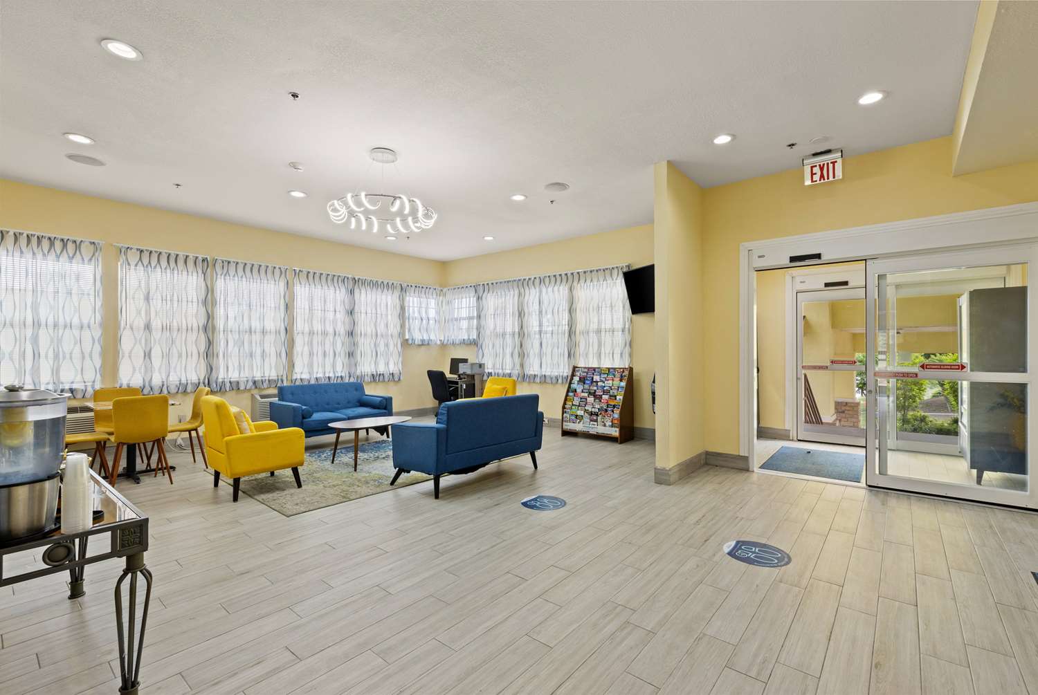 Days Inn and Suites by Wyndham Euless DFW Airport South 43/57