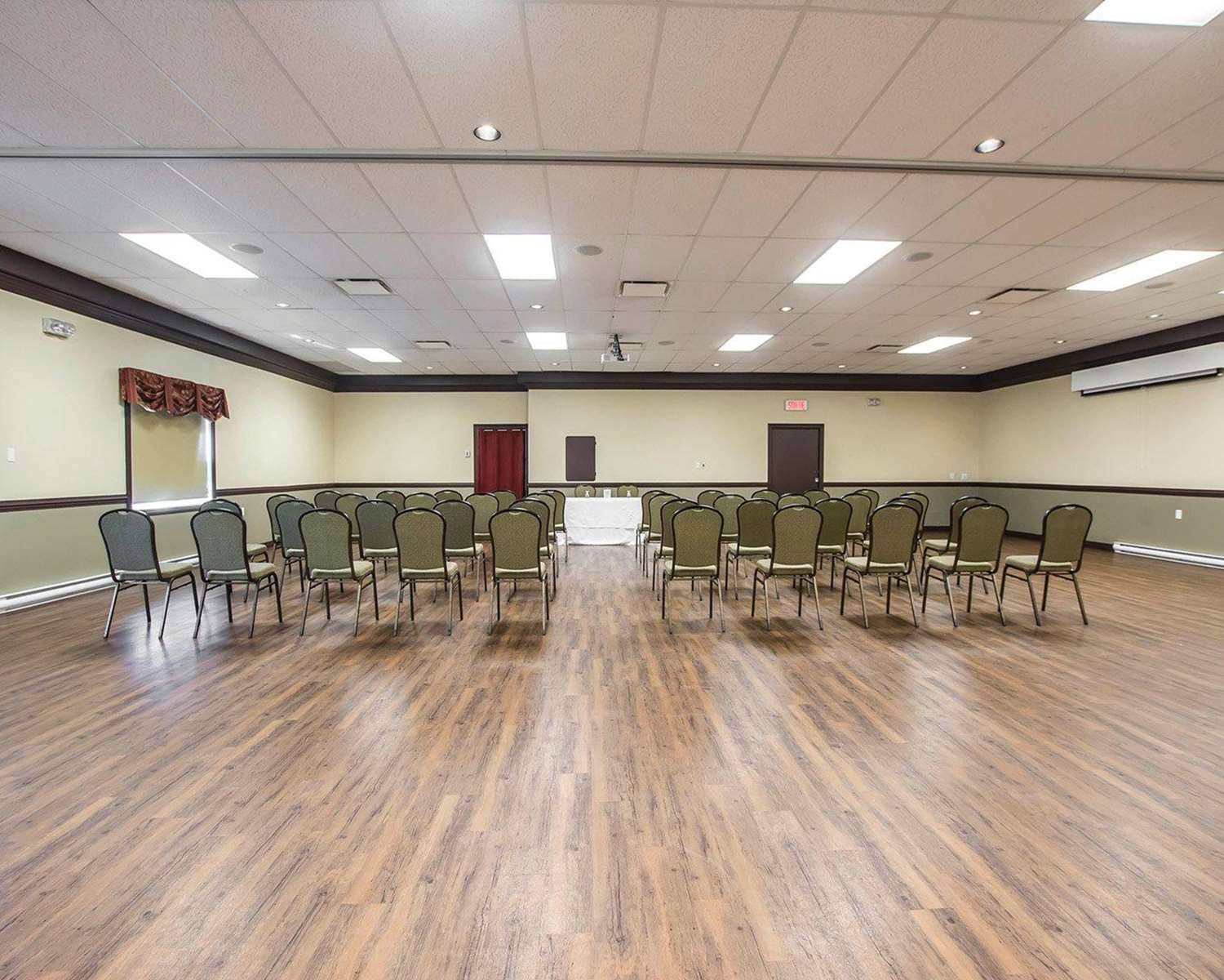 Econo Lodge Inn & Suites Montmagny QC 13/18