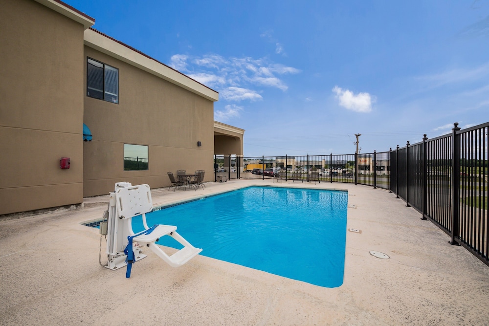 Red Roof Inn & Suites Austin East - Manor in MANOR - TX