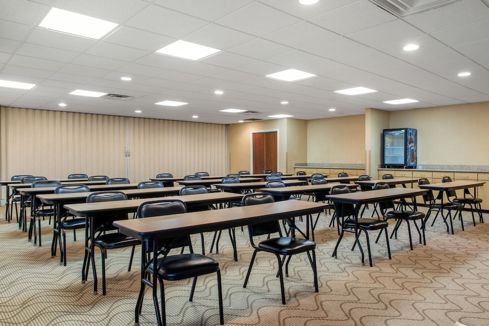 Comfort Suites Louisville Airport 33/35