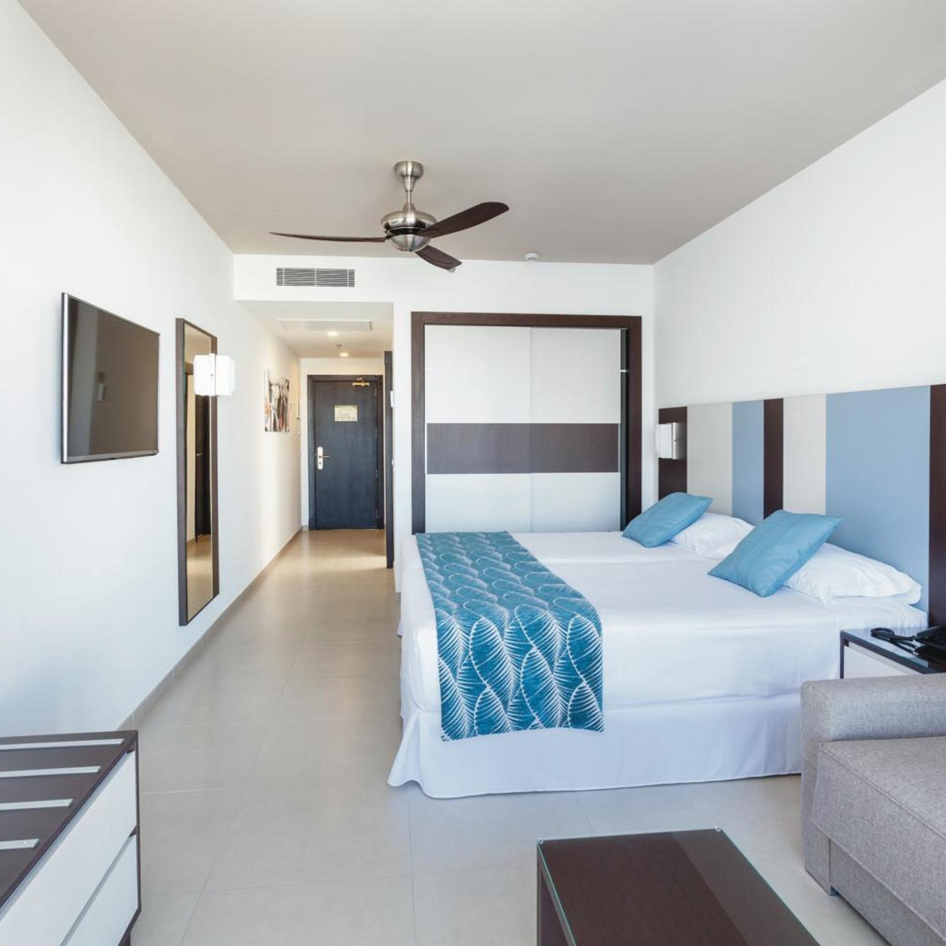 DELUXE, DOUBLE BED, SIDE SEA VIEW