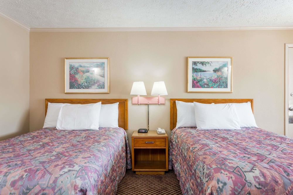 Travelodge by Wyndham Ridgeway Martinsville Area 4/16