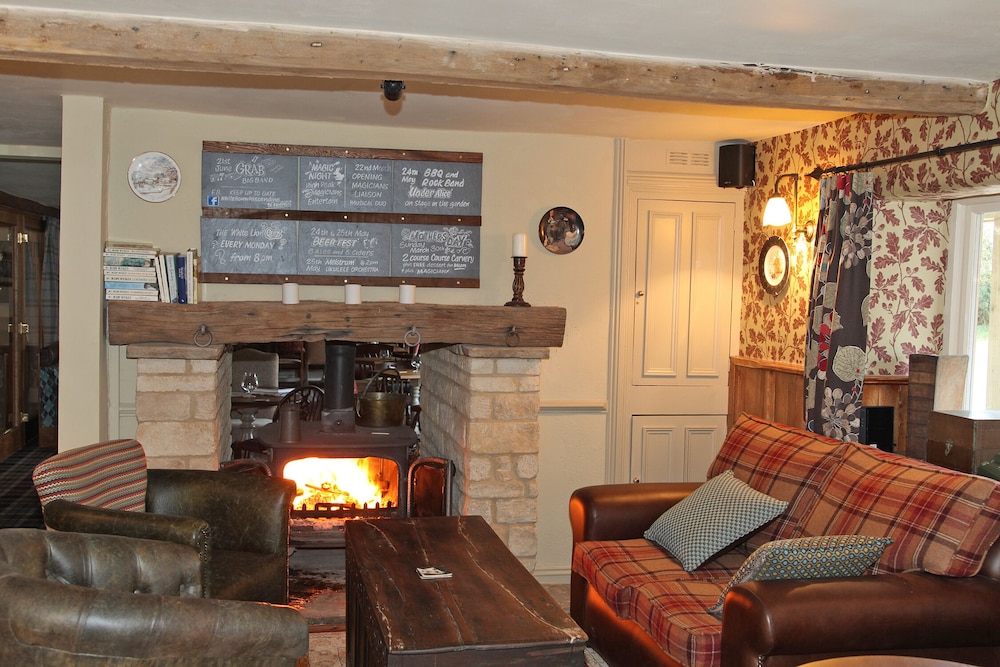 The White Lion Inn 37/48