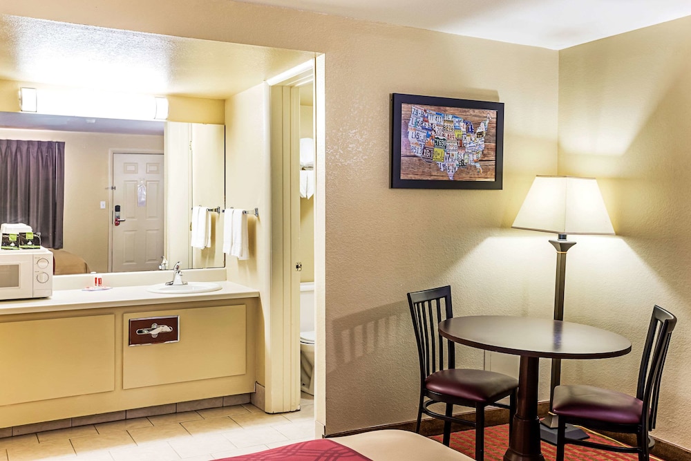 Econo Lodge McAlester 22/27