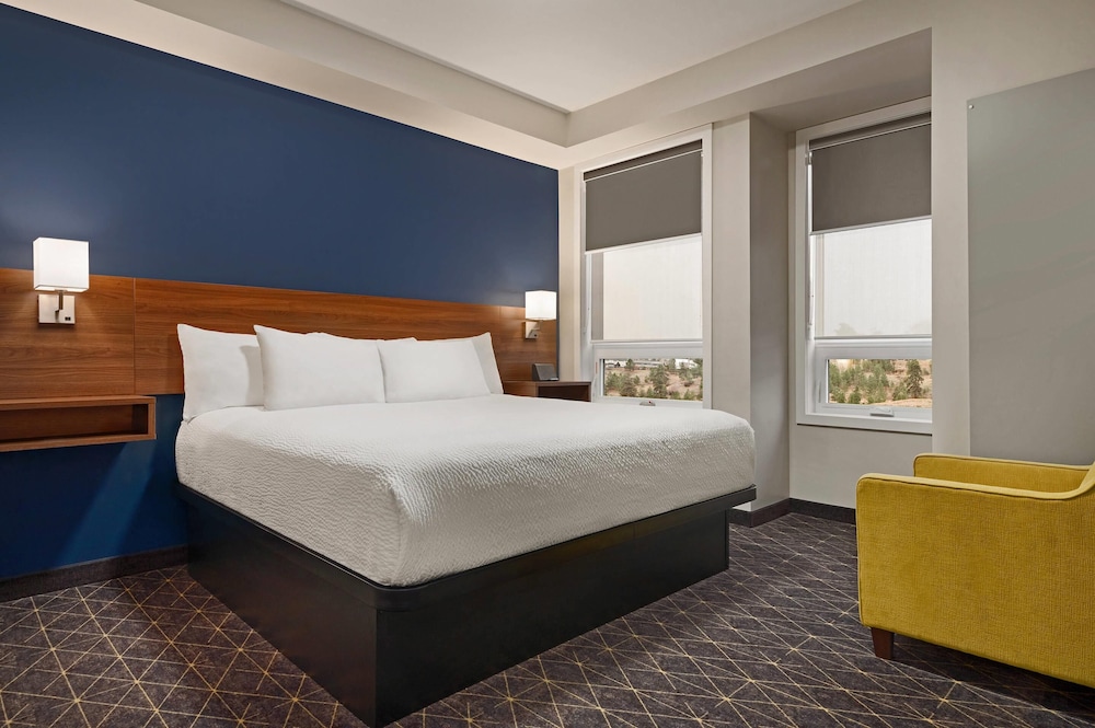 1 BEDROOM, SUITE, KING BED, JETTED TUB, KITCHEN, BATHTUB