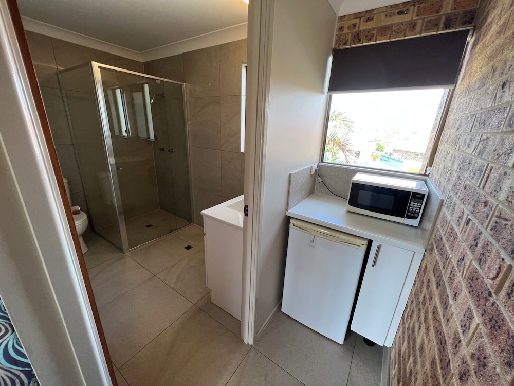 Golden Beach Motor Inn 44/45