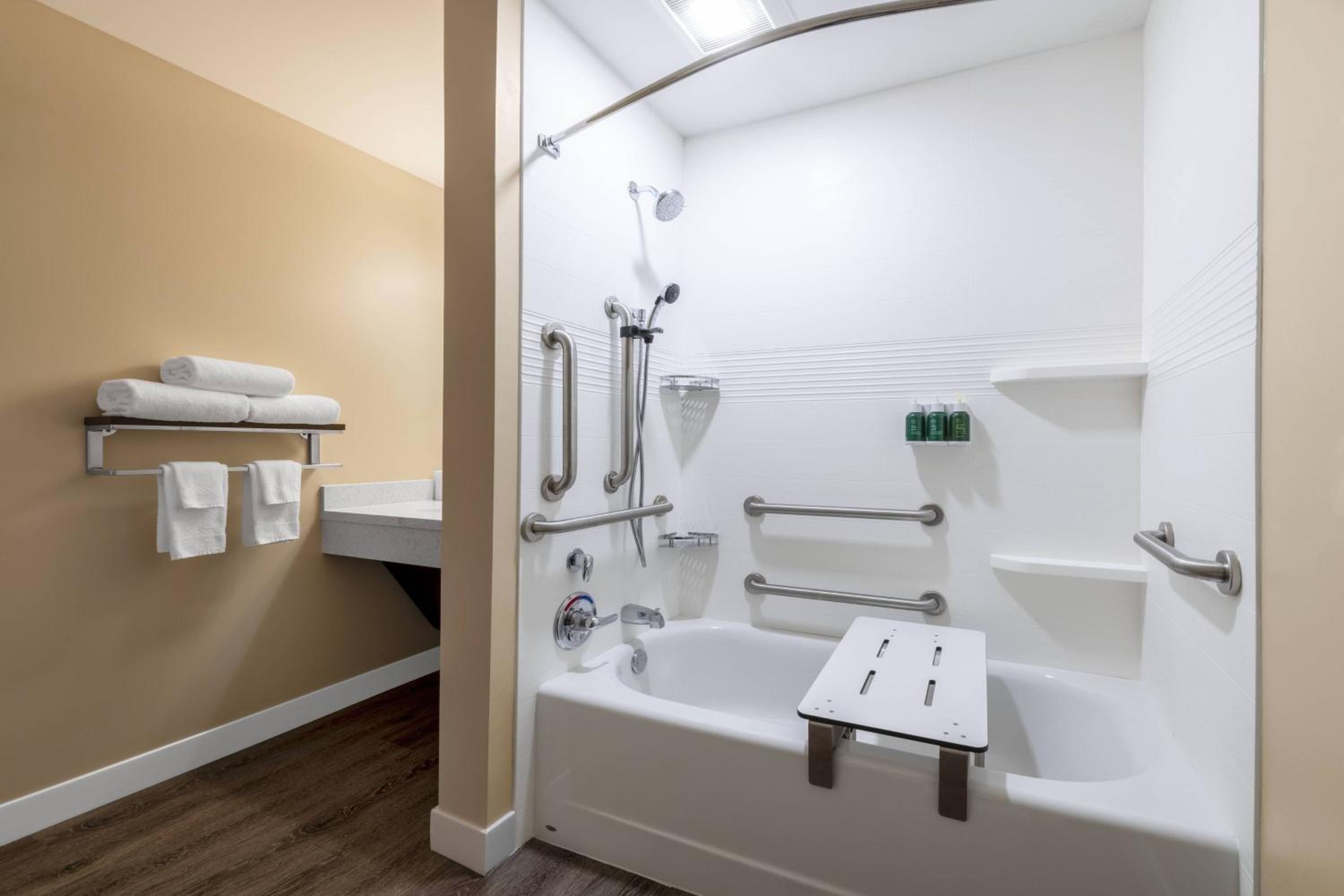 جناح بسرير كوين بغرفة نوم واحدة مع أريكة لذوي الإعاقة، TownePlace Suites by Marriott St. Louis Edwardsville, IL 3/3