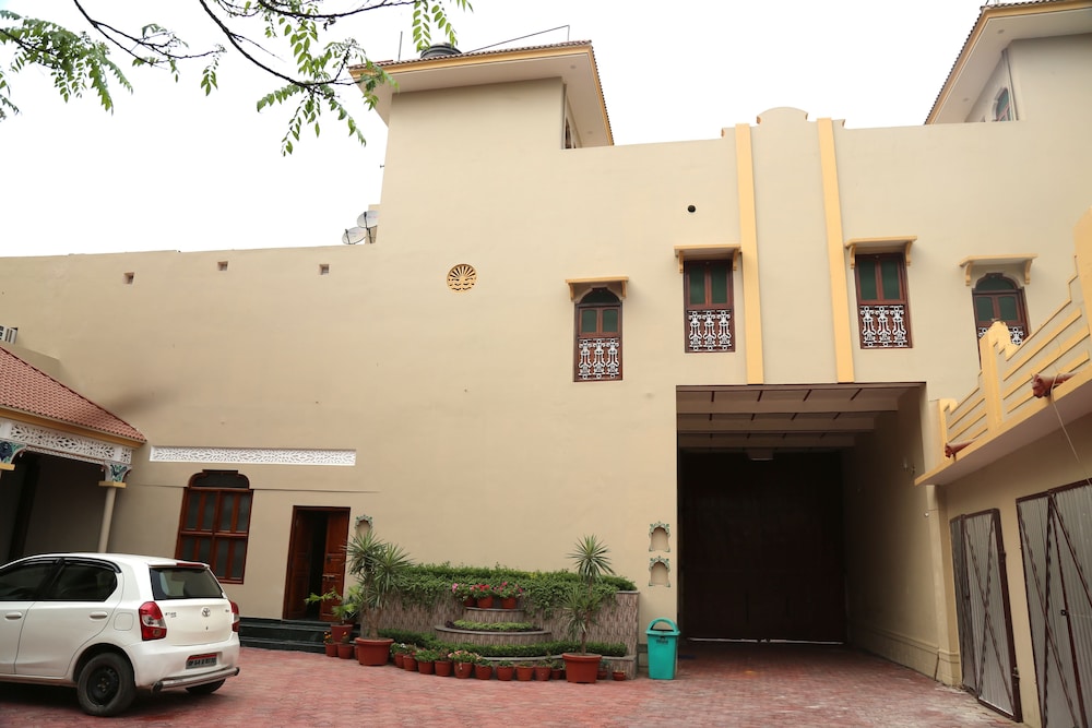 Vijaigarh Kothi 2/42
