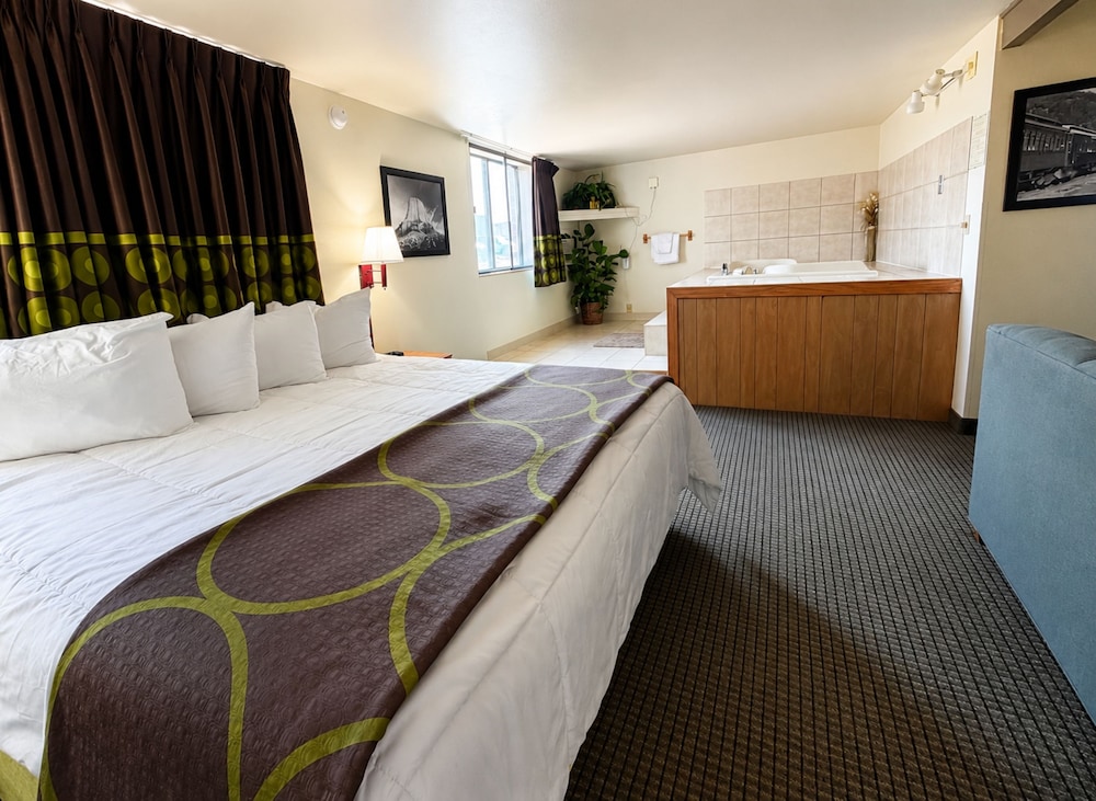 Room, King Bed, Jetted Tub, Fairbridge Inn And Suites 3/7