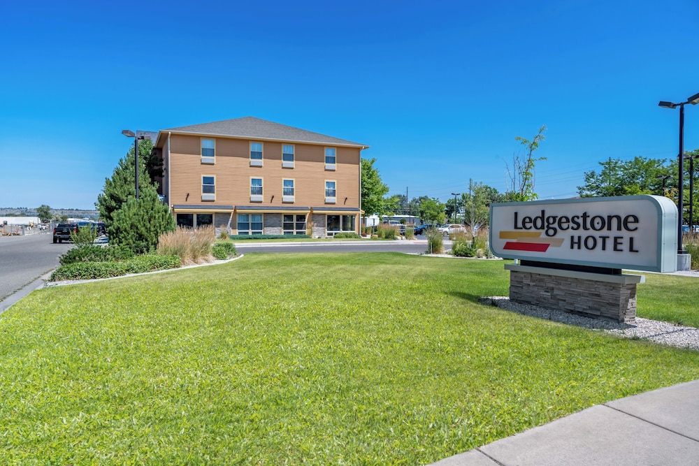 Ledgestone Hotel Billings 66/69