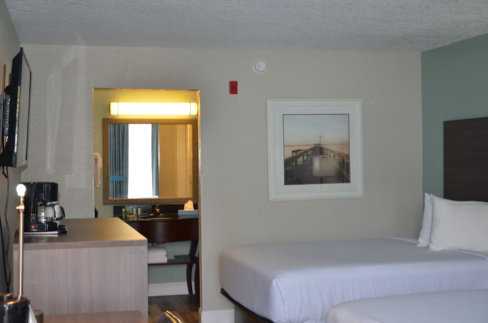 Room, 2 Queen Beds, Pool View