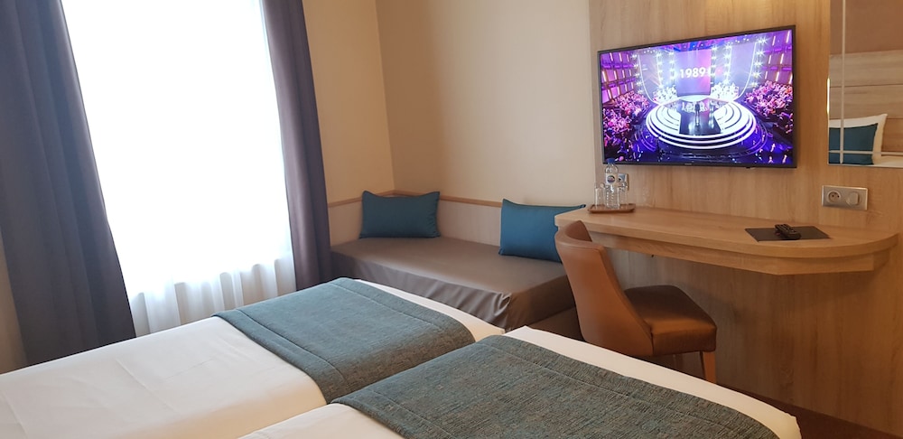 Hotel Champerret Elysees 49/70