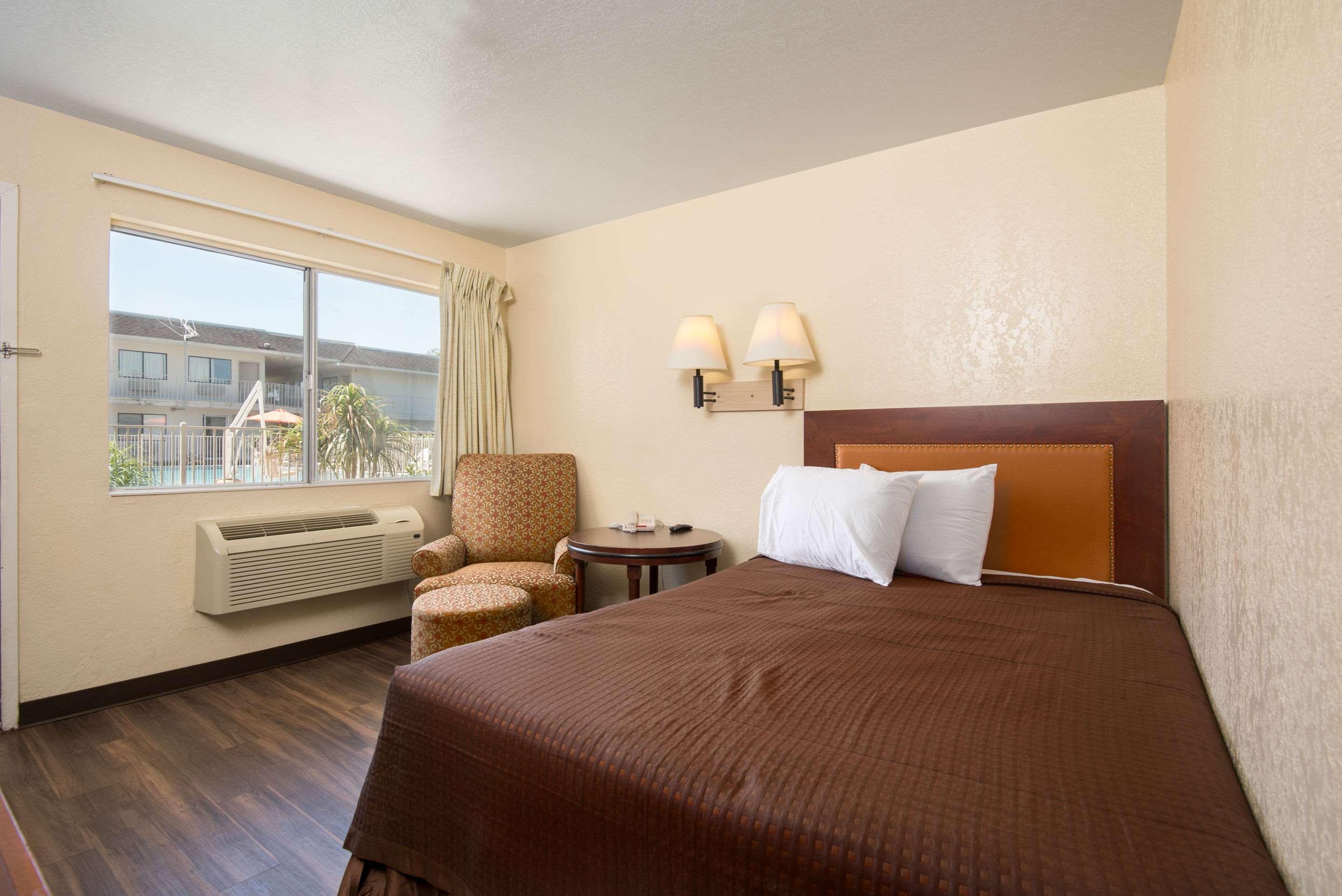 ROOM, DOUBLE BED