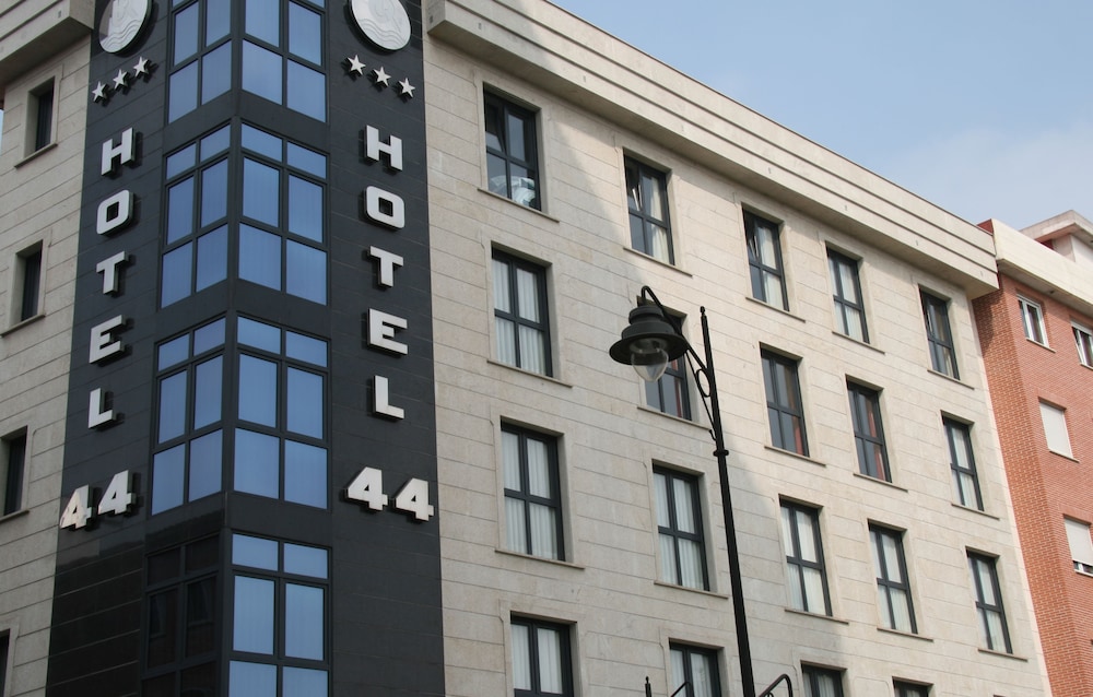 Hotel 44 21/28