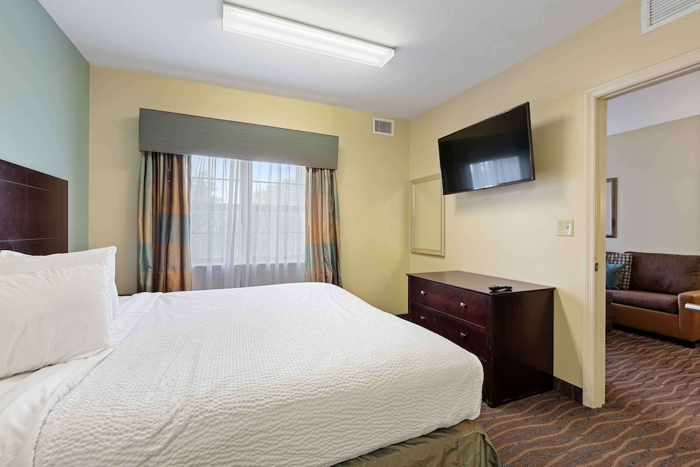 Crestwood Suites Lakeland 16/63