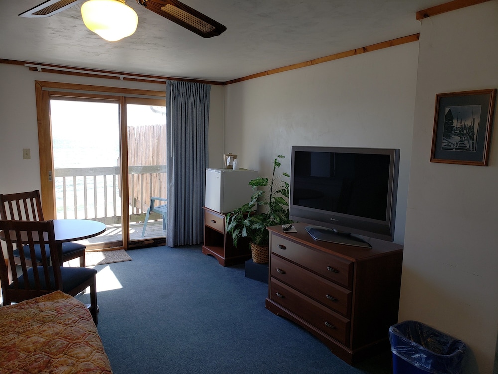 Algoma Beach Motel 28/35