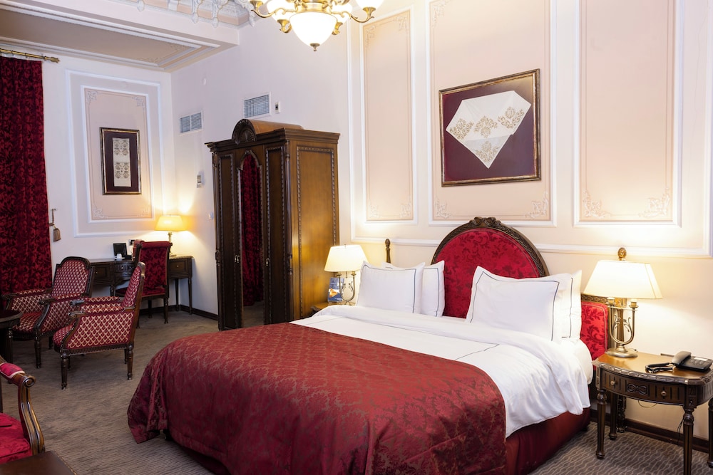 EXECUTIVE, SUITE