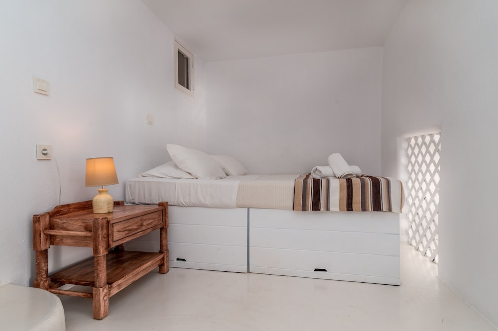 White, House, Double and Twin Beds، Atlantis Houses 2/2