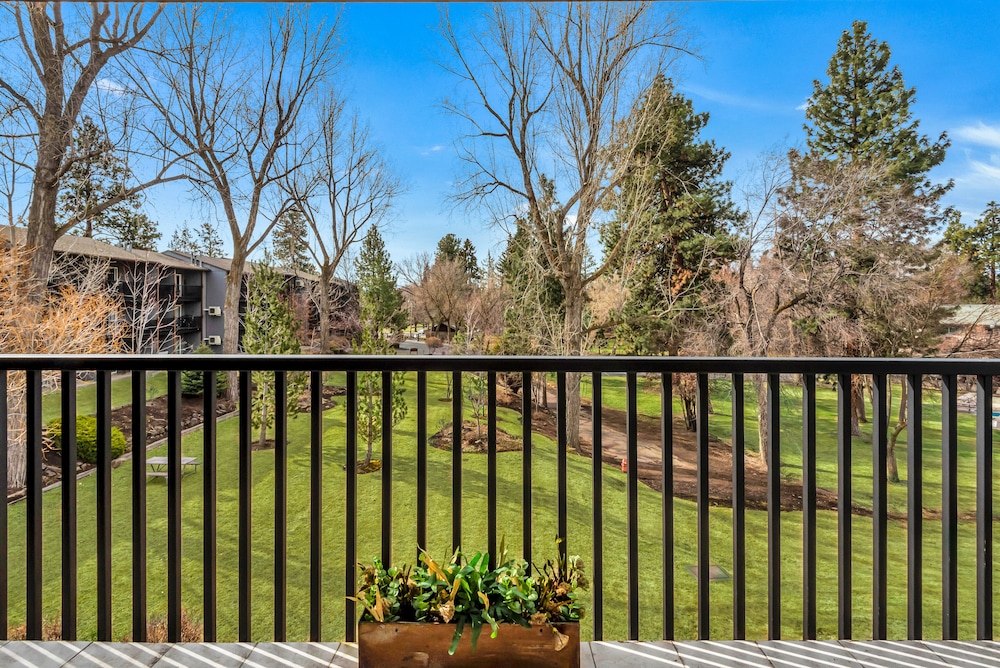 Bend Riverside Inn &amp; Suites 8/51