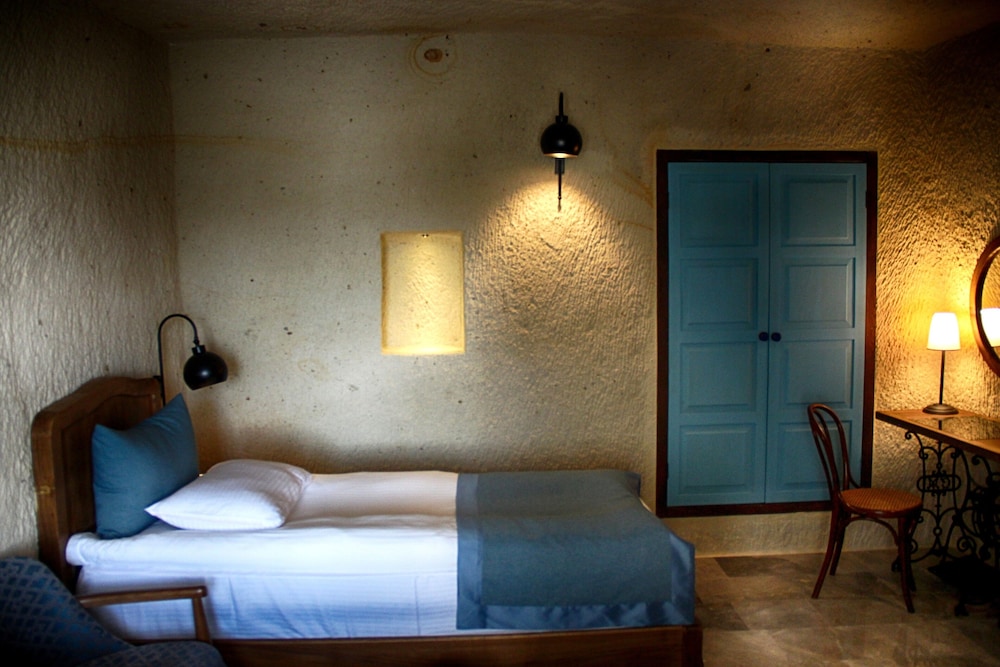 1811 Cave Hotel 5/50