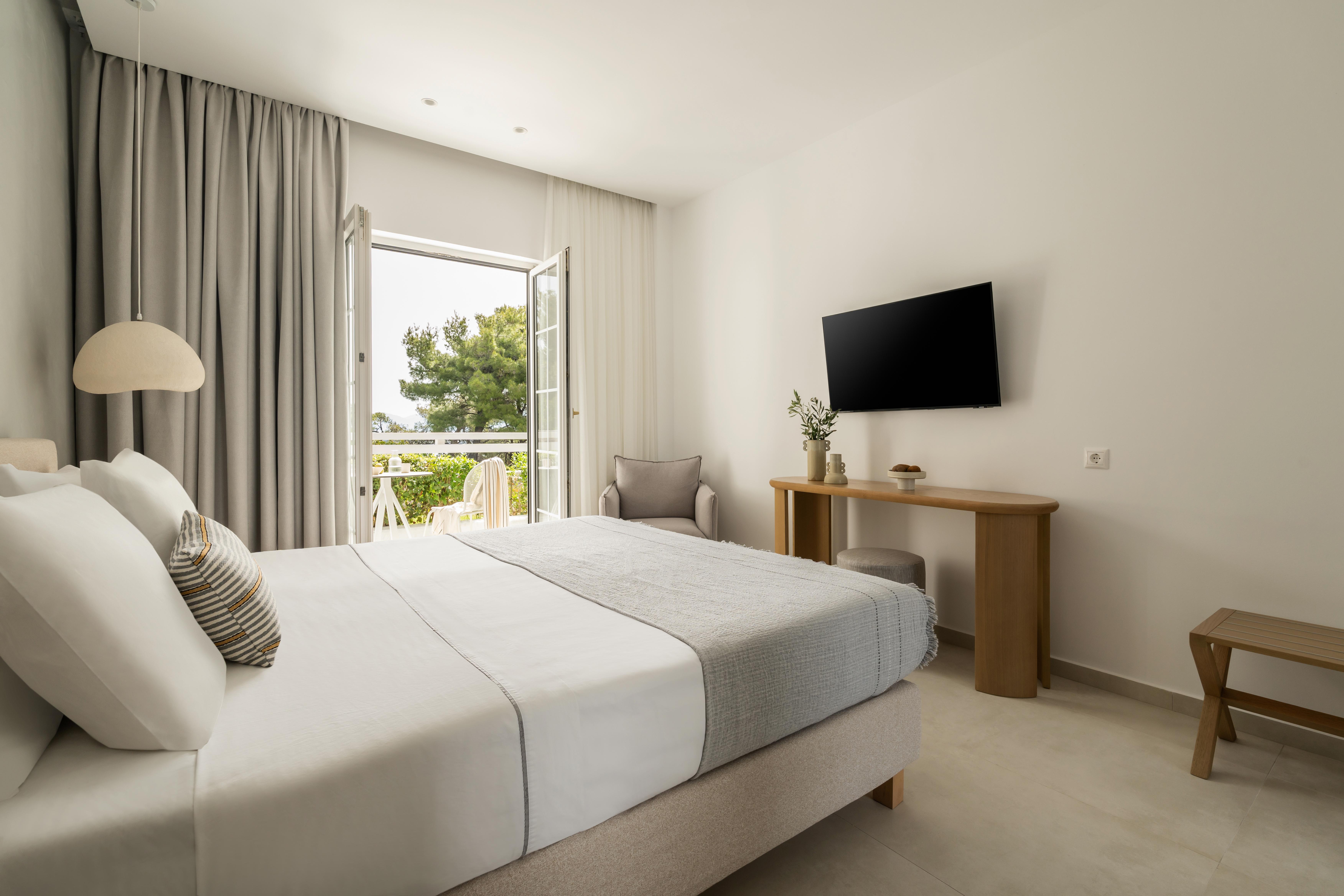Deluxe, Double Bed, Garden View