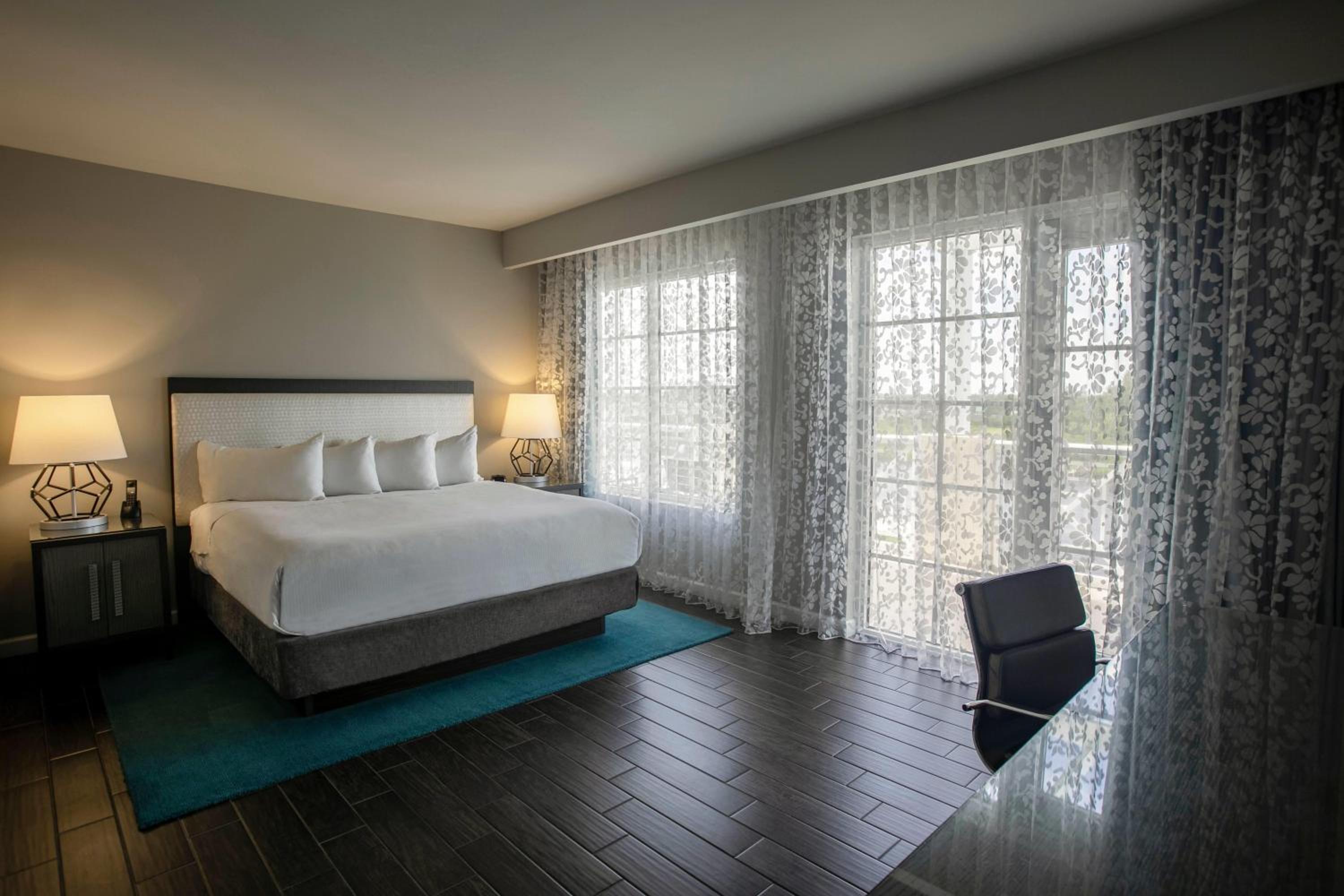 Grand, Suite, King Bed, Intracoastal View, Sofa