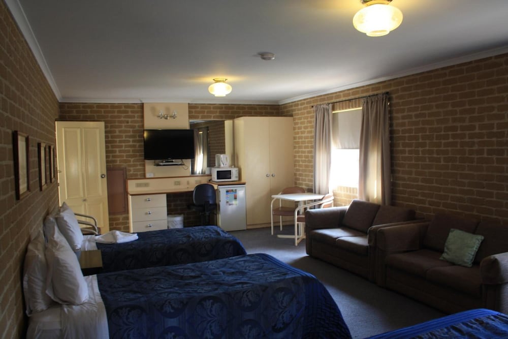Grand Manor Motor Inn 23/32