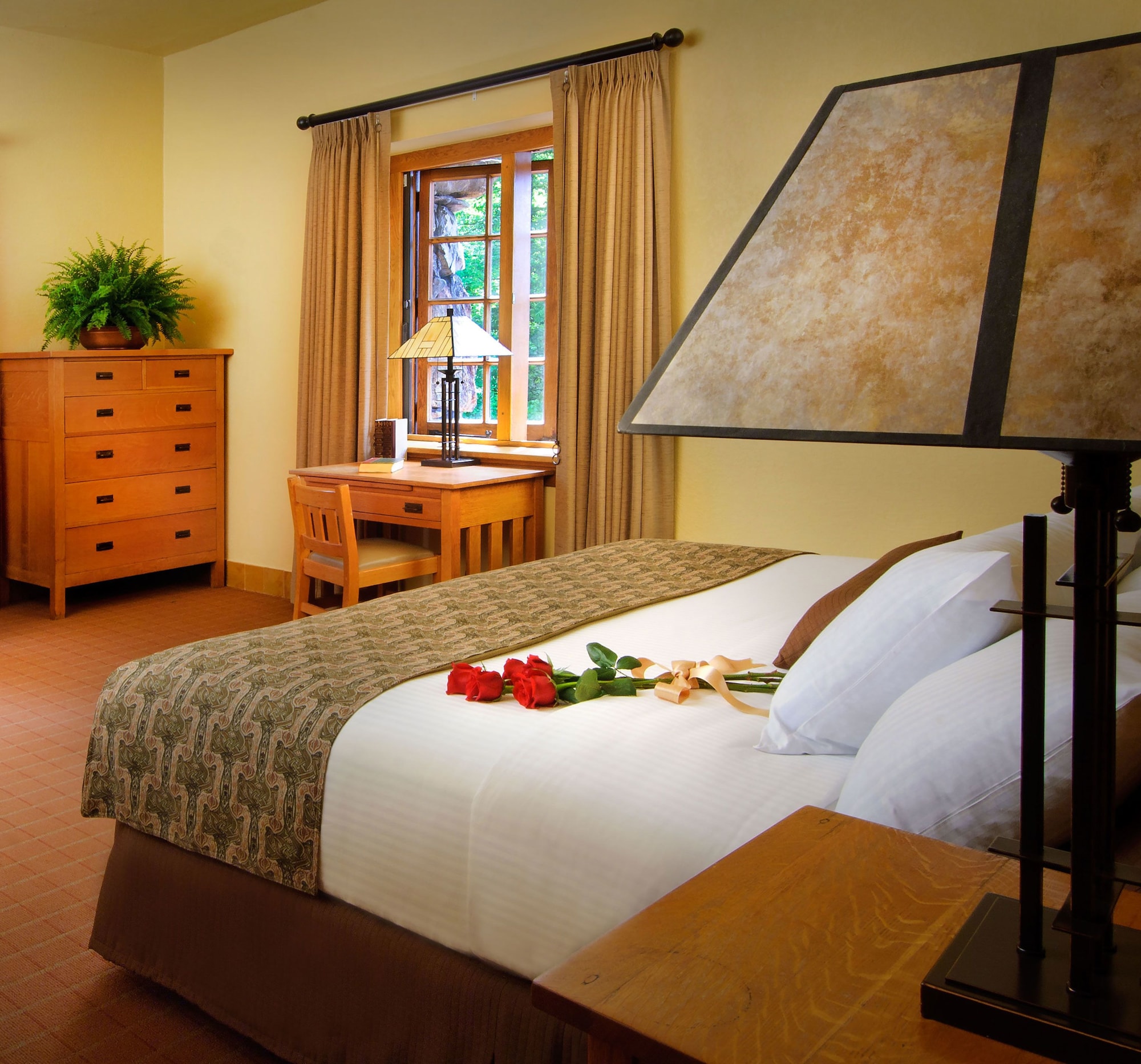 غرفة ديلوكس بسرير كينج بإطلالة على الجبل، The Omni Grove Park Inn 3/5