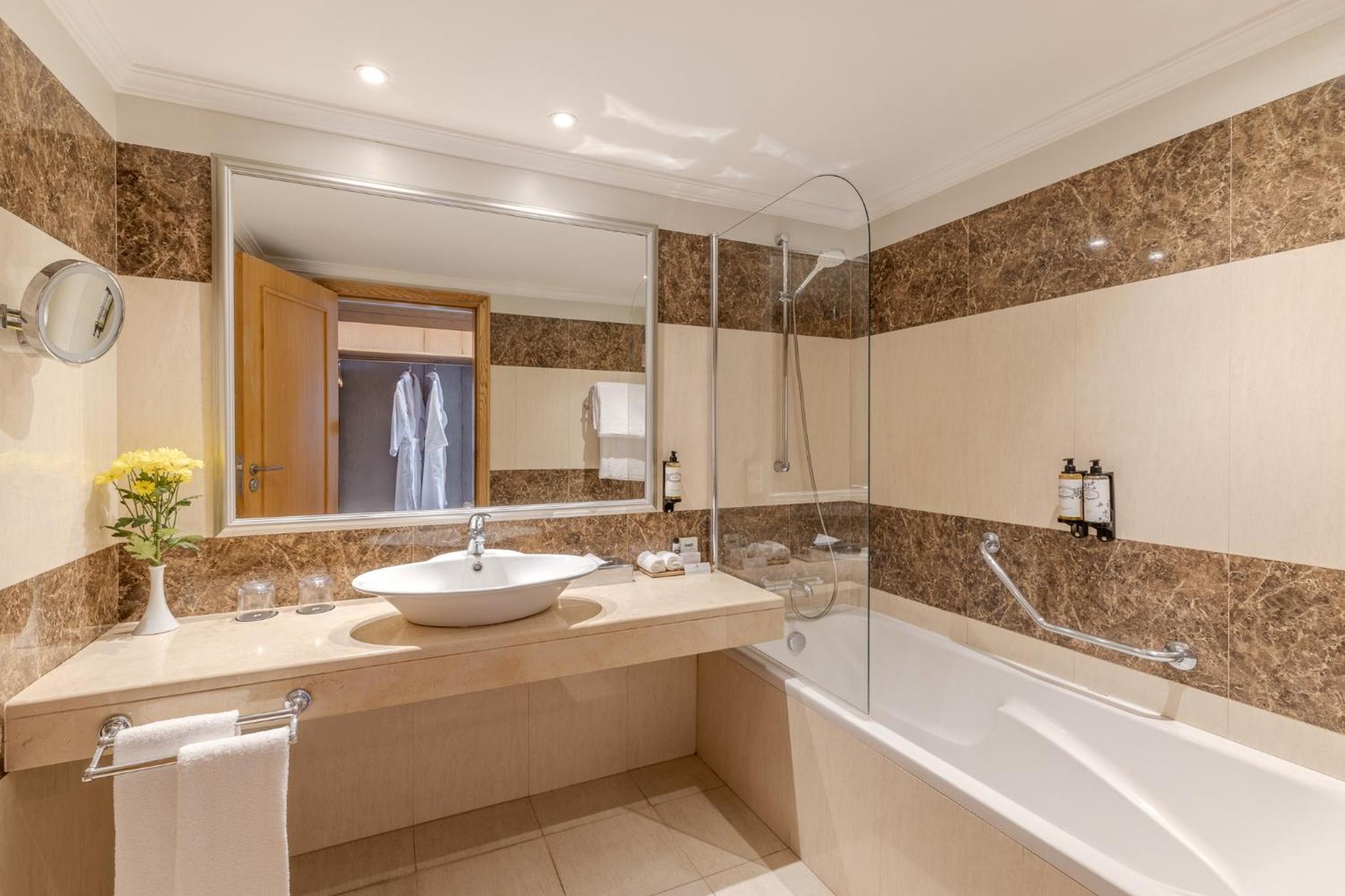 غرفة عائلية رباعية بسريرين منفصلين مع أريكة، Pestana Carlton Madeira 8/9